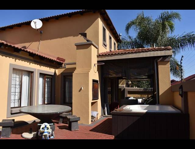 3 BEDROOM HOUSE FOR SALE IN SINOVILLE